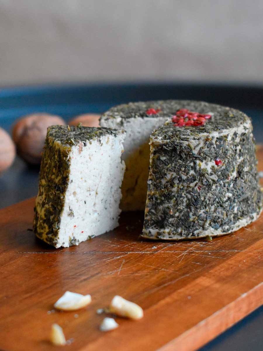 nonformaggio vegan fiore verde delicato alle erbe